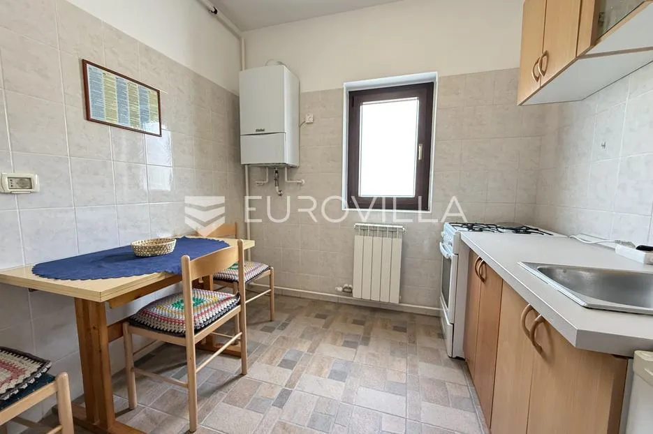 pula, veli vrh - prostrana kuća s pet stambenih jedinica, bazen 22 m2, garaža - mirna lokacija - slika 33