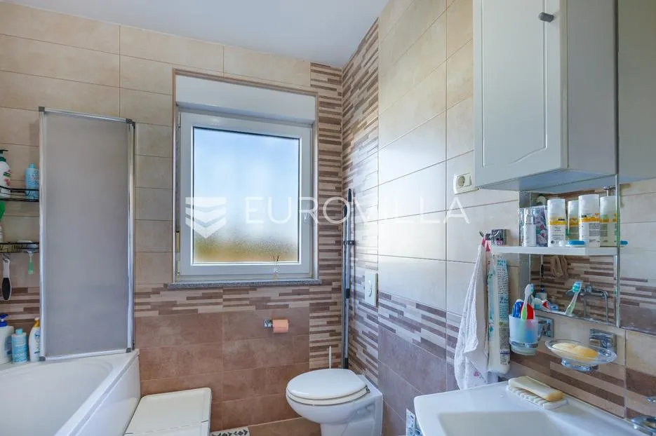 pula, moderan trosoban stan s apartmanom, vrtom i terasom, 136 m² - slika 14