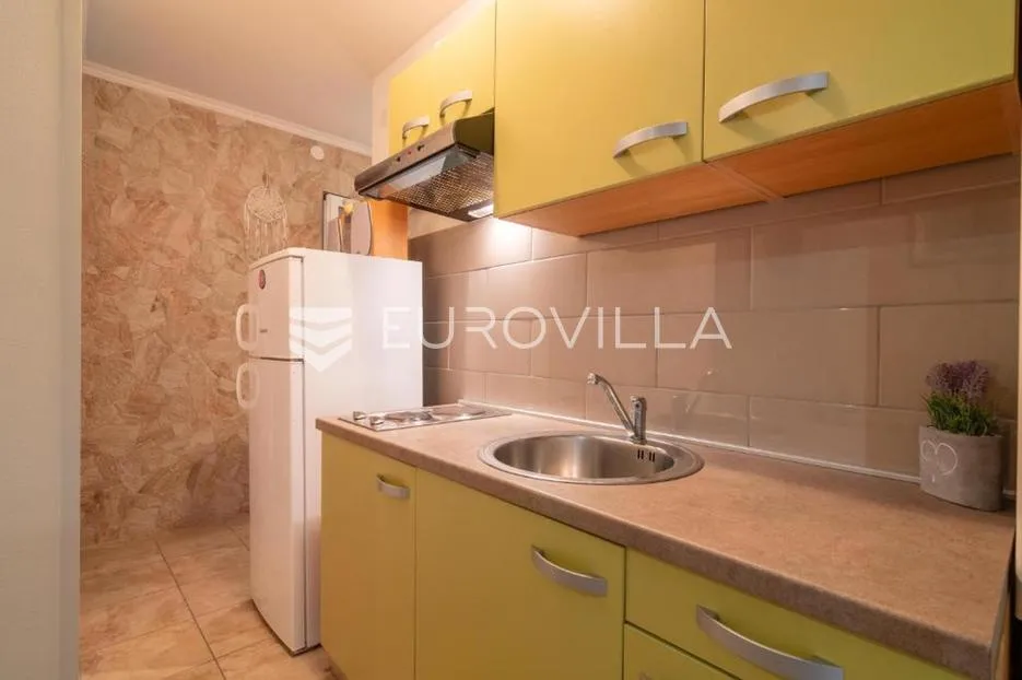pag, pag kuća razvedena na četiri etaže 155 m², u samom centru paga - slika 8