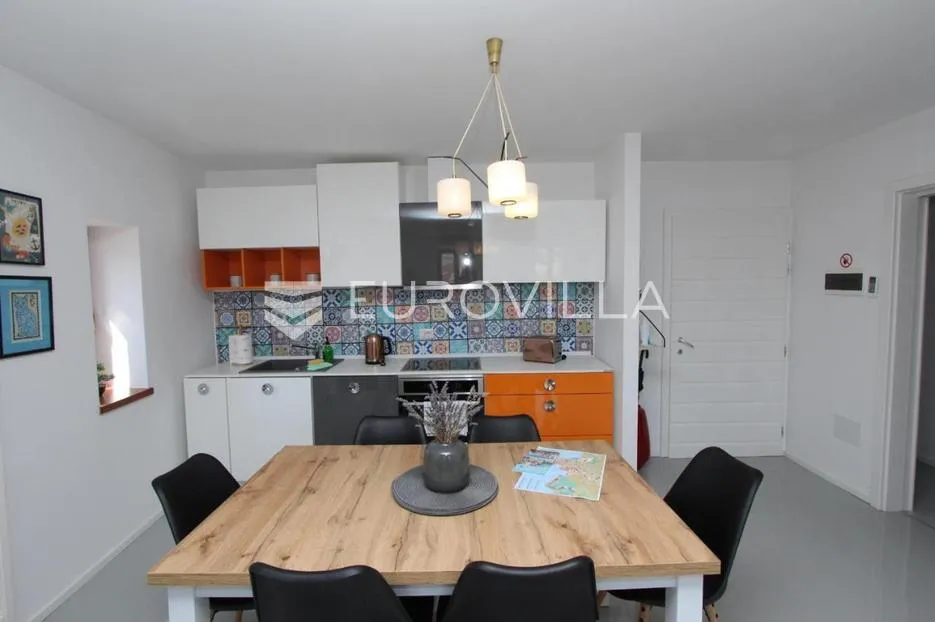 istra, rovinj, renoviran stan 59m2 s dvije spavaće sobe u samom centru grada + tavan - slika 2