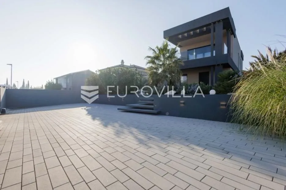 premantura, unikatna i elegantnan vila s bazenom na velikoj uređenoj okućnici - slika 22