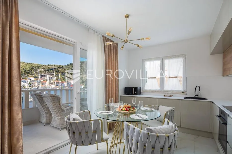 trogir, marina, namješten dvosoban stan studio apartman, prvi red do mora - slika 4