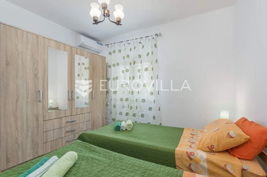 istra, tinjan, samostojeća kuća s bazenom i okućnicom 350m2 - slika 2