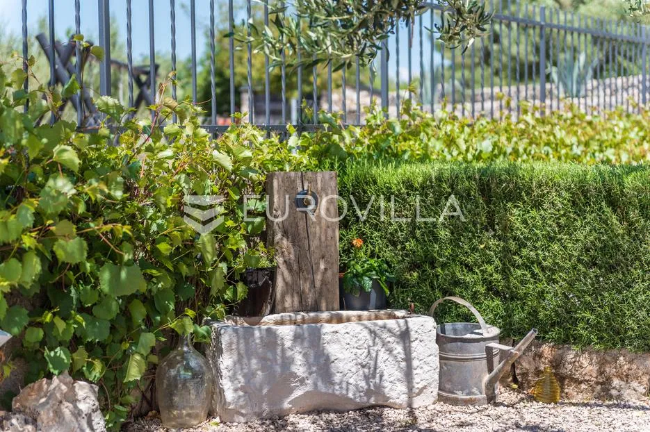 šibenik, martinska, prekrasna kamena vila s bazenom, vrtom i igralištem - slika 32
