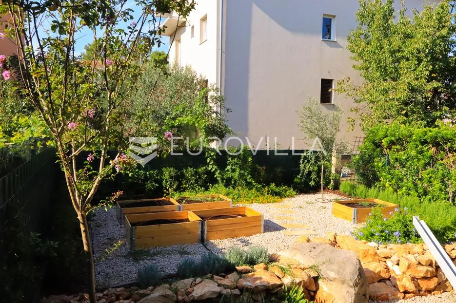 zadar, novi bokanjac – dvoetažni stan površine 140 m2 s predivnim vrtom od 95 m2 - slika 1