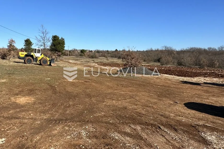 Vodnjan, građevinska parcela 1230 m2 s pravomoćnom građevinskom dozvolom