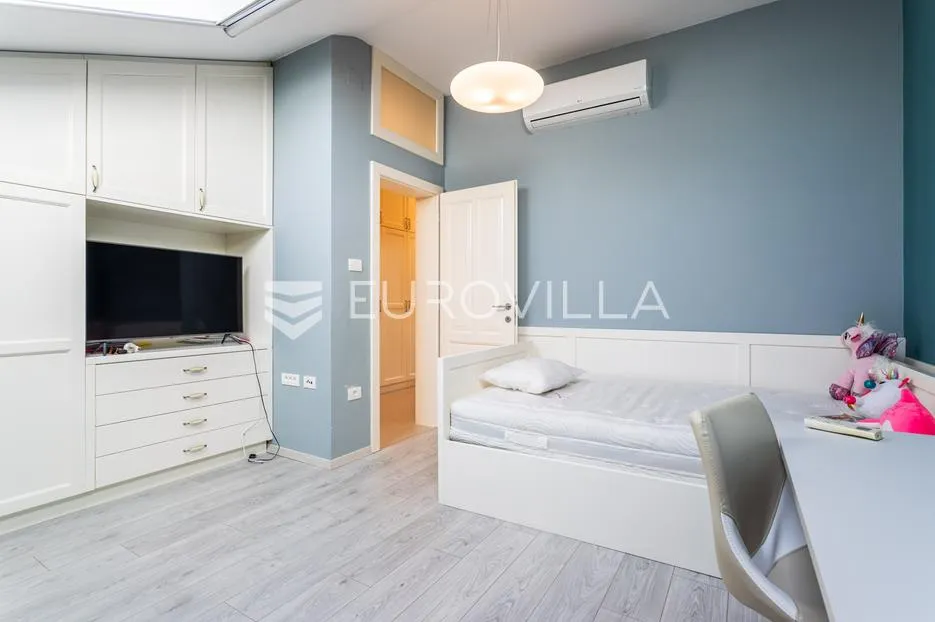 vodice, lijepa i prostrana kuća površine 256,38 m² s dodatnim građevinskim zemljištem - slika 18
