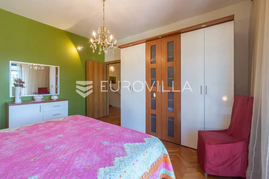 pula, veli vrh, vila s 4 odvojena apartmana, bazenom i velikom okućnicom - slika 34