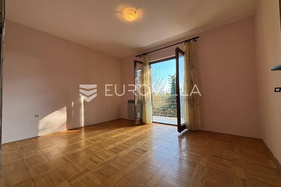 istra, poreč, kuća s dva stana, okućnicom i građevinskim terenom od 1687 m², prilika - slika 4