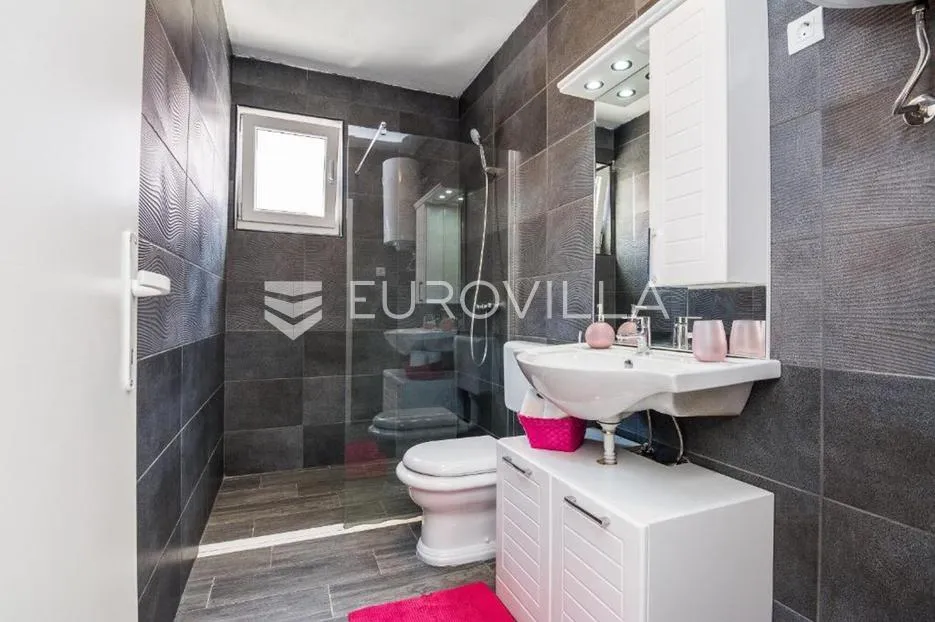 vir, stambeno poslovna zgrada u samom centru otoka 2 apartmana na 1. katu - slika 28