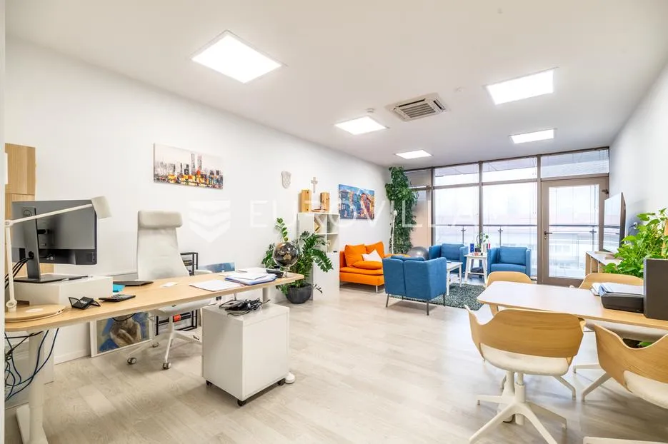 Zabok, poslovni prostor, 61 m² na atraktivnoj lokaciji