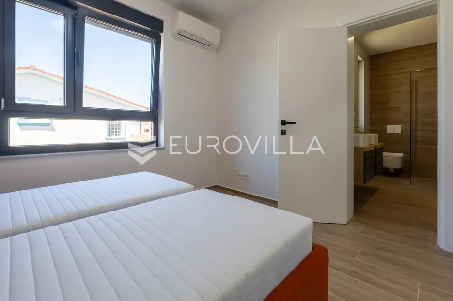 istra, poreč, suvremena kuća s privatnim vrtom, jacuzzijem i saunom - slika 14