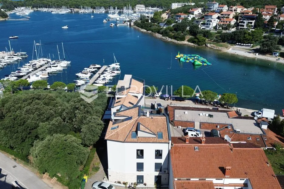 medulin, pješčana uvala, ekskluzivan stan na savršenoj lokaciji prvi red do mora s vrtom - slika 27