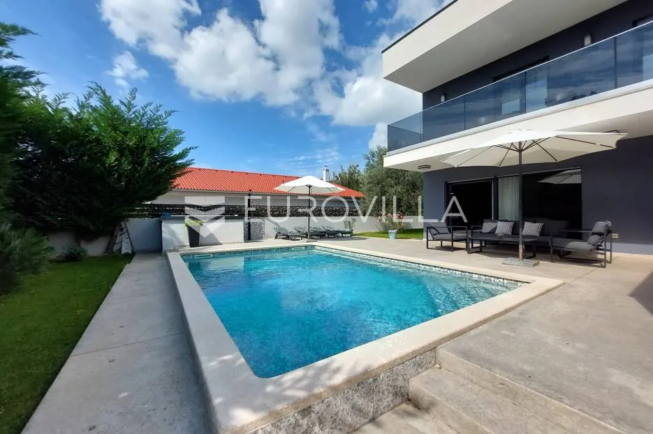 šišan, moderna villa s bazenom na mirnoj lokaciji - slika 18