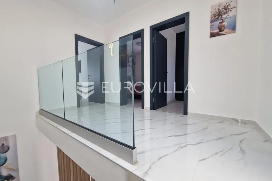 vir, predivna moderna vila s bazenom u centru mjesta, vrhunska lokacija, 450 m od mora - slika 41
