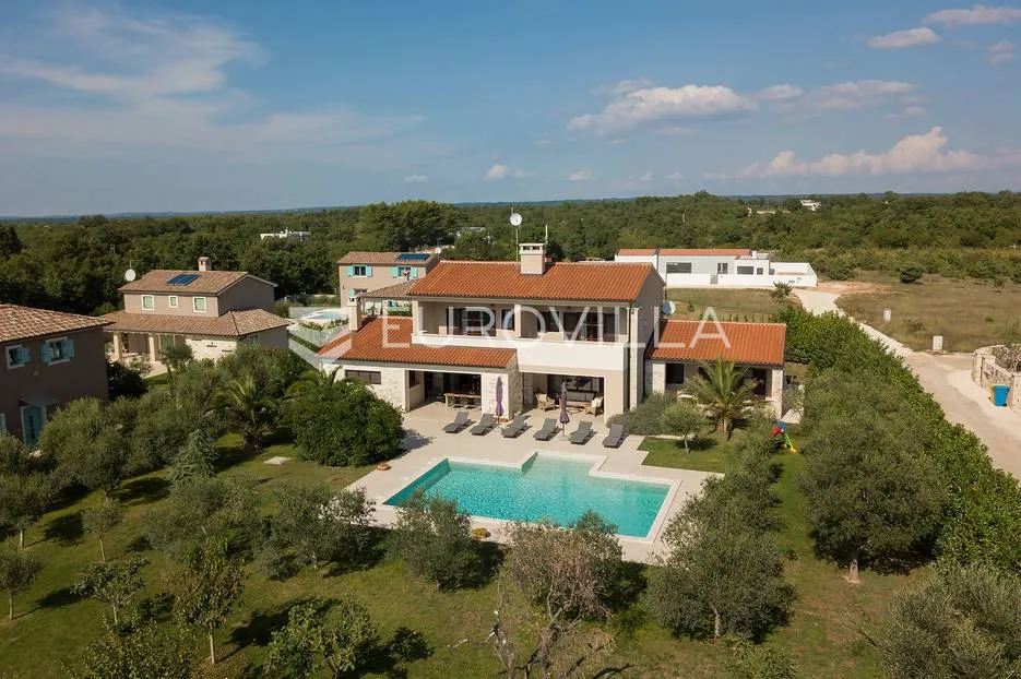 Istra, Savičenta, Juršići, moderna vila 400 m2 na velikoj okućnici 1986m2