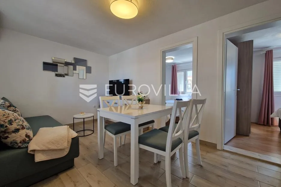 vir, simpatičan trosoban apartman svega 80 m od plaže s prostranom terasom - slika 5