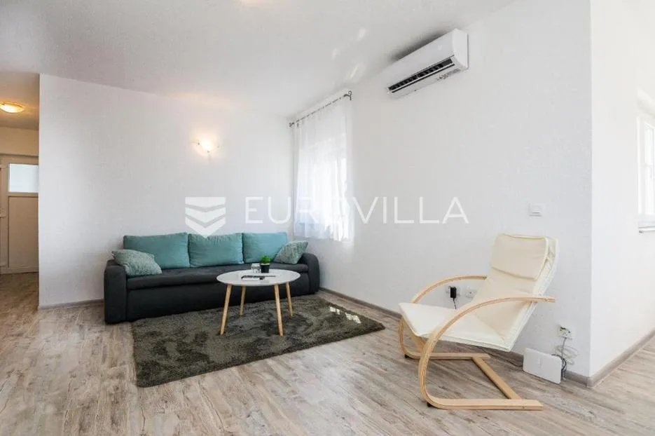 vir, stambeno poslovna zgrada u samom centru otoka 2 apartmana na 1. katu - slika 23