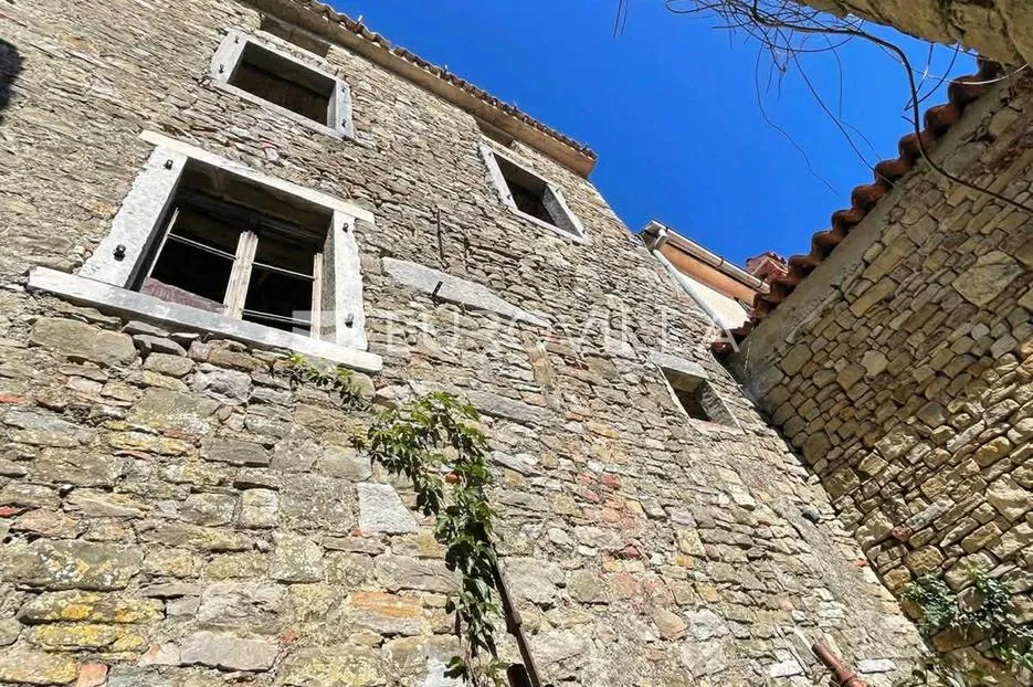 istra, motovun, kamena kuća za adaptaciju s dvorištem i poslovnim prostorom - slika 3