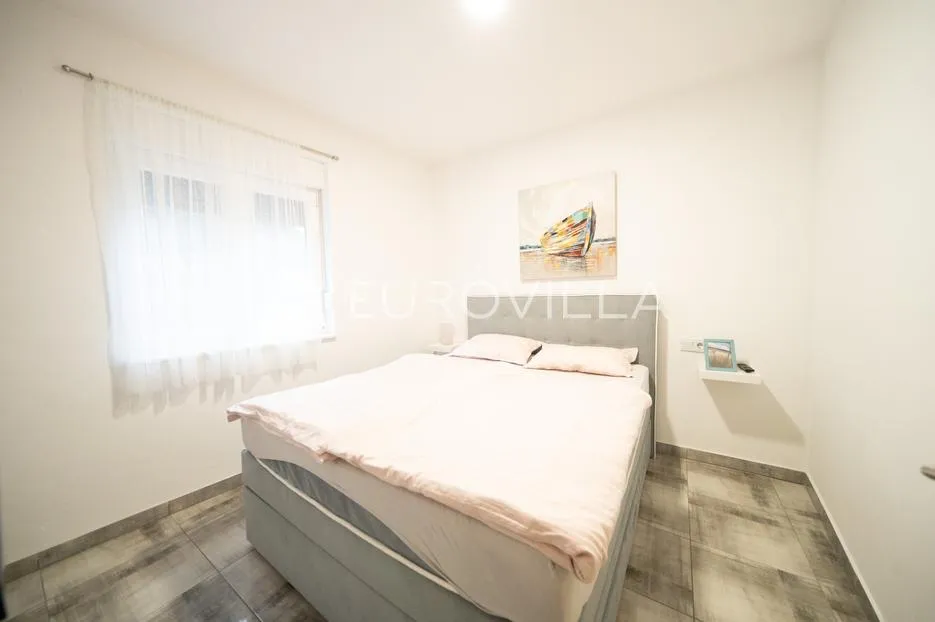 tisno, atraktivna višestambena nekretnina s tri funkcionalna stana i vrtom, površine 165,19 m² - slika 9