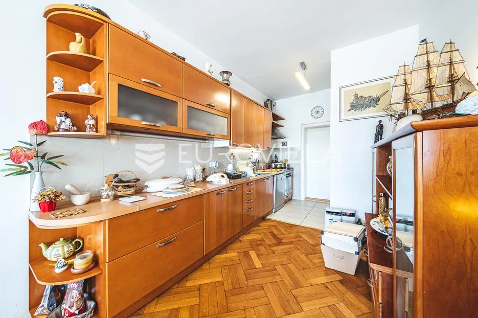 zagreb, pantovčak, prostrana obiteljska kuća 400 m² na parceli 735 m², prekrasan pogled - slika 15