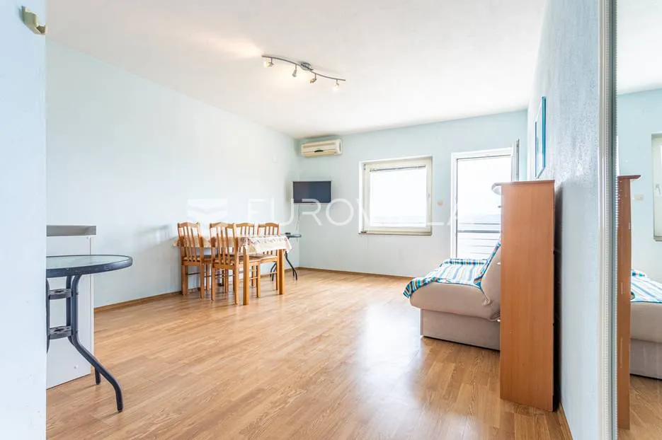 omiška rivijera- lokva rogoznica, apartmanska kuća s 8 stanova, udaljena 300 m od mora. - slika 12