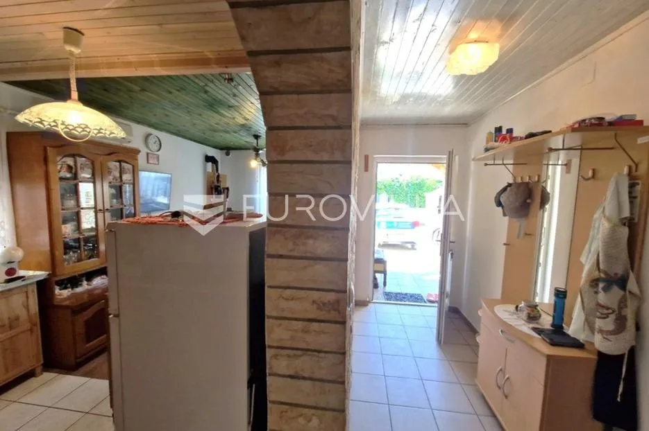 vir, nekretnina na izvrsnoj lokaciji, 40 m od mora, s dva odvojena apartmana - slika 33