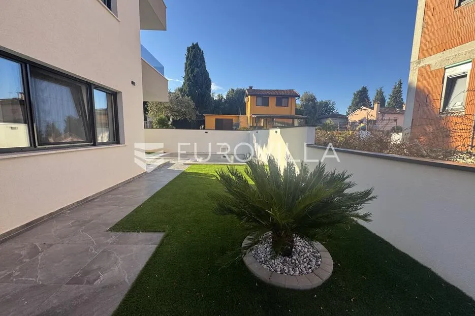 istra, rovinj, luksuzan namješten trosoban stan 130m2 u prizemlju s vrtom i bazenom - slika 19