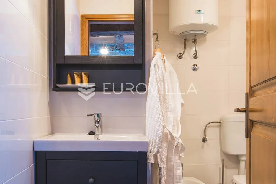 istra, oprtalj, kamena kuća u nizu s tri apartmana i dva poslovna prostora, jedinstvena ponuda - slika 9