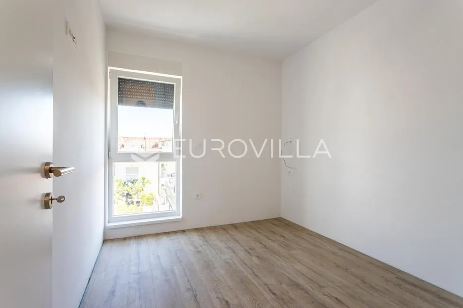 vodice, trosoban stan s krovnom terasom - slika 11