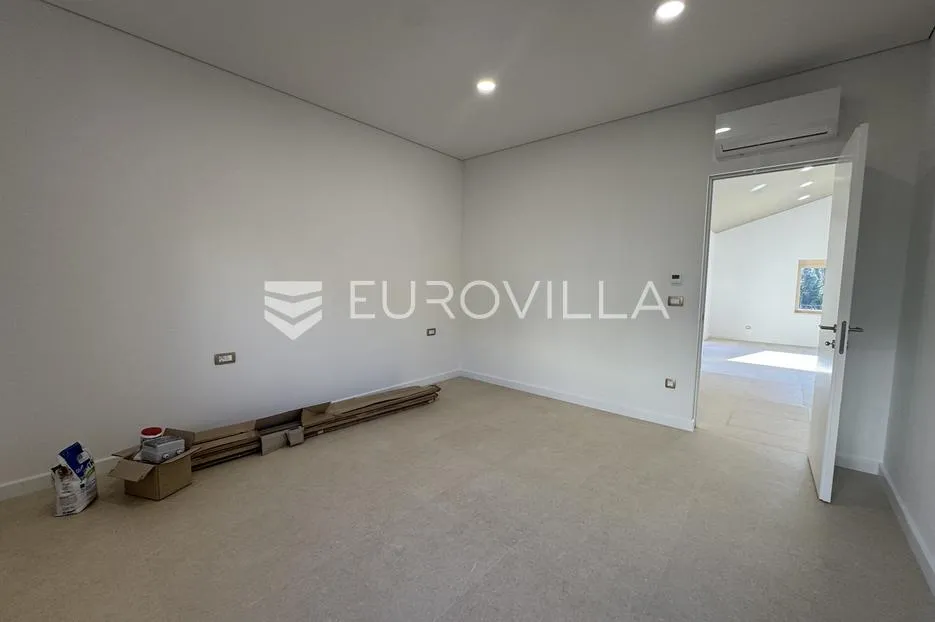 istra, majkusi, moderna prizemnica 160 m² s grijanim bazenom i uređenom okućnicom - slika 15