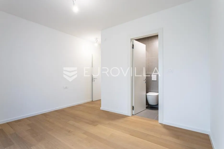 vodice, novogradnja, prostran apartman s dvorištem u centru mjesta, 139,61 m² - slika 11