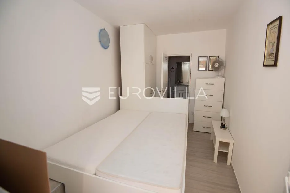 tisno, ekskluzivna apartmanska kuća prvi red do mora s panoramskim pogledom i brodicom - slika 37