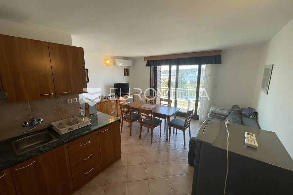 otok rab, barbat, villa sa pet apartmana 500 m² s bazenom - slika 10