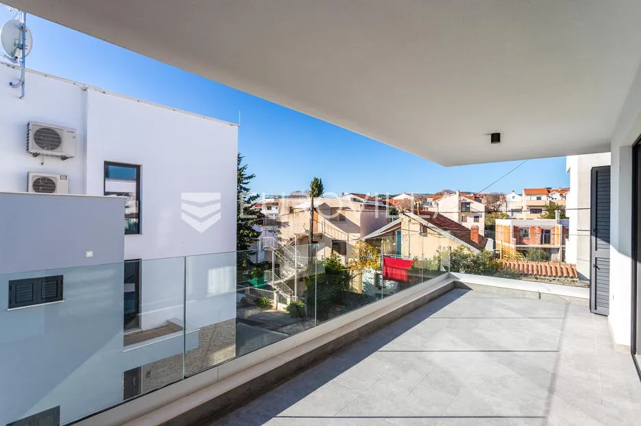vodice, novogradnja, prostran stan u centru mjesta, 119,95 m² - slika 12