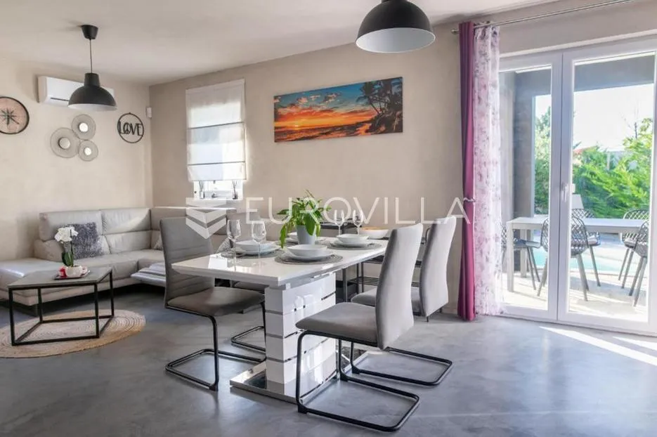 krk, dobrinj, moderna dvojna kuća s bazenom i saunom 107 m², okućnica 315 m² - slika 10
