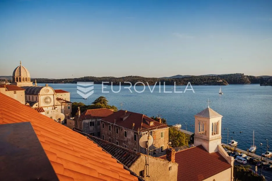 šibenik, stara gradska jezgra, povijesna palača iz 12. stoljeća - slika 44