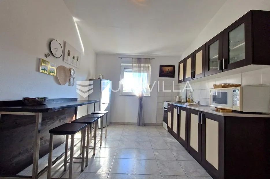 vir, dva apartmana na 1. katu s pogledom na more, 110m od plaže - slika 33