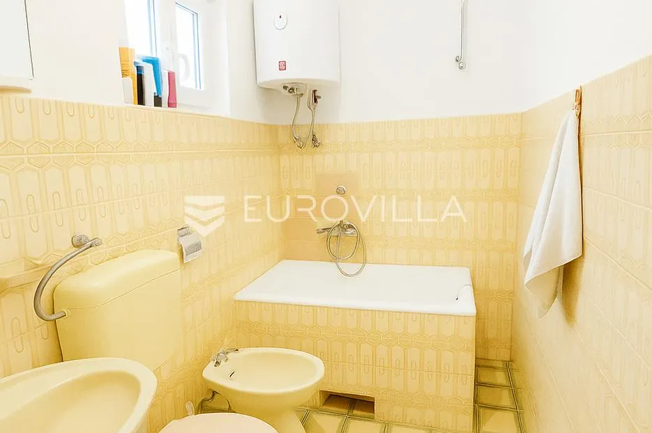 kaštel stari, trosoban stan površine 81.88 m² i poslovni prostor površine 32.65 m² - slika 6