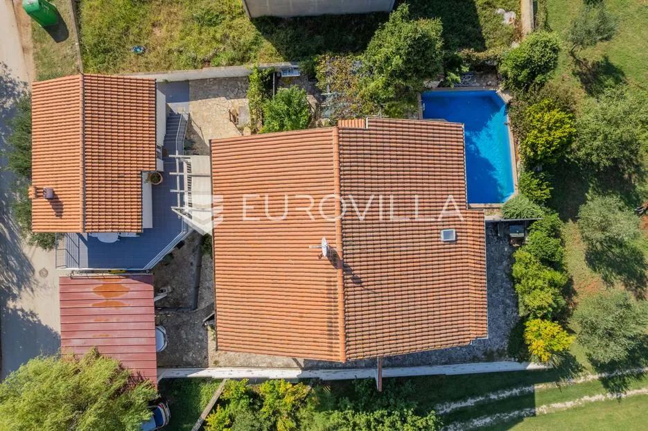 istra, medulin, stan s dvorištem, bazenom i jezerom u neposrednoj blizini - slika 28