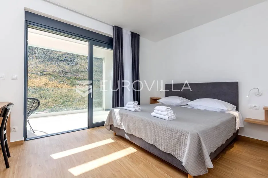 split, žrnovnica, moderna vila s bazenom i panoramskim pogledom smještena na zemljištu od 3740 m² - slika 15