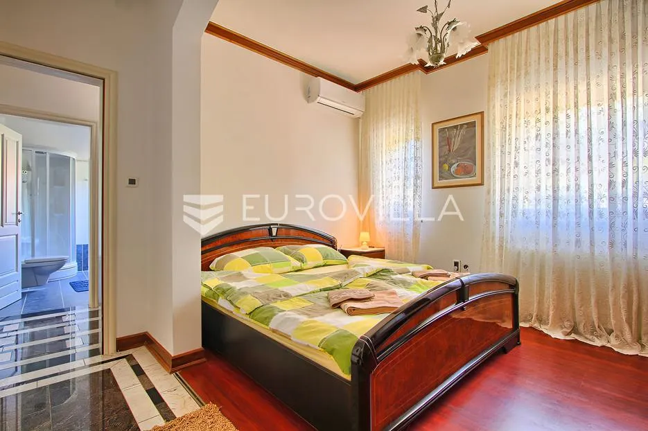 poreč, ekskluzivna vila s 430 m2, atraktivna lokacija - slika 42