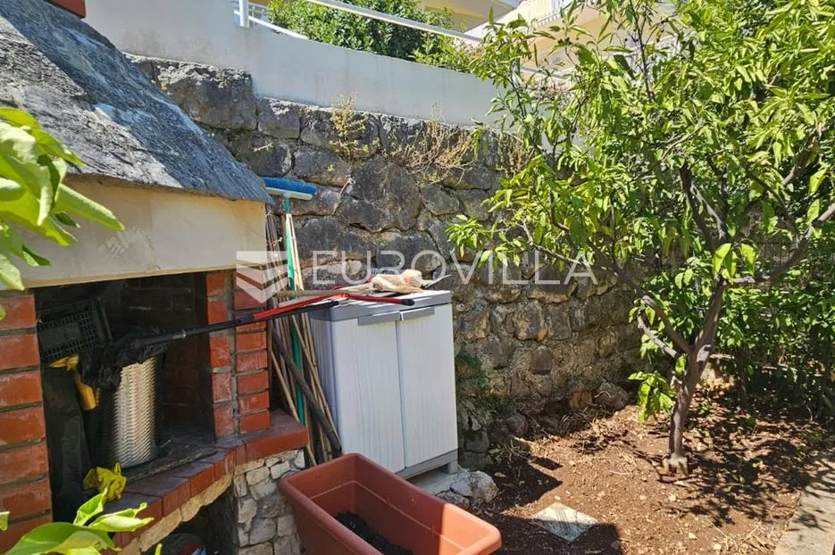 trogir, kuća s tri apartmana s pogledom na more na 50 m od mora - slika 9