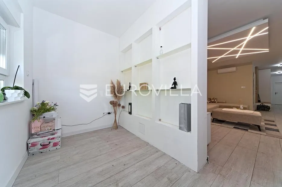 osijek, donji grad, prodaje se četverosoban stan površine 120 m² - slika 24
