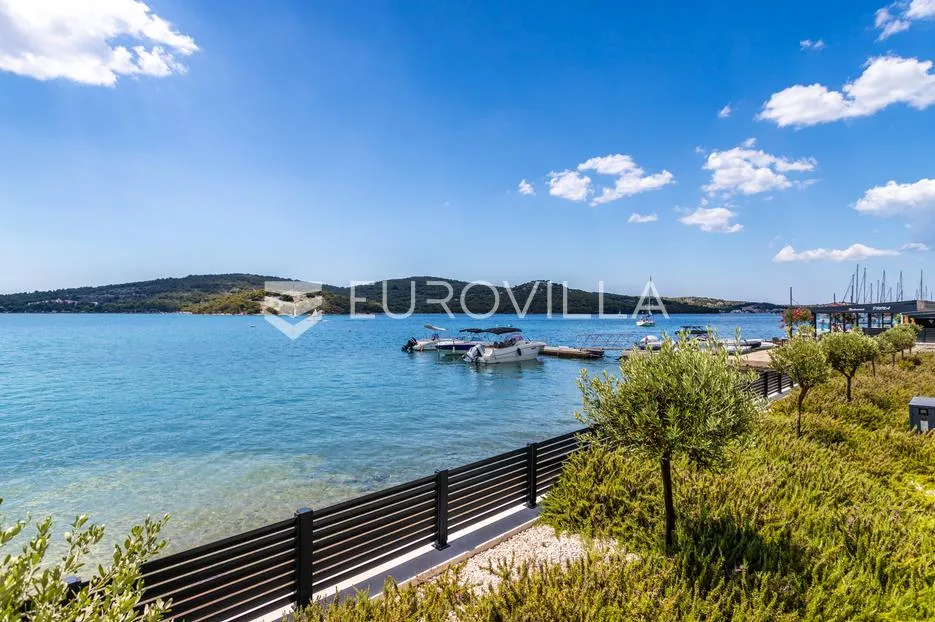 tisno, moderna vila s bazenom prvi red do mora - slika 24