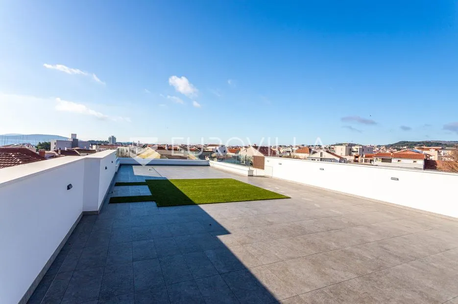 vodice, novogradnja, penthouse s krovnom terasom i pogledom na more, 150,94 m² - slika 17