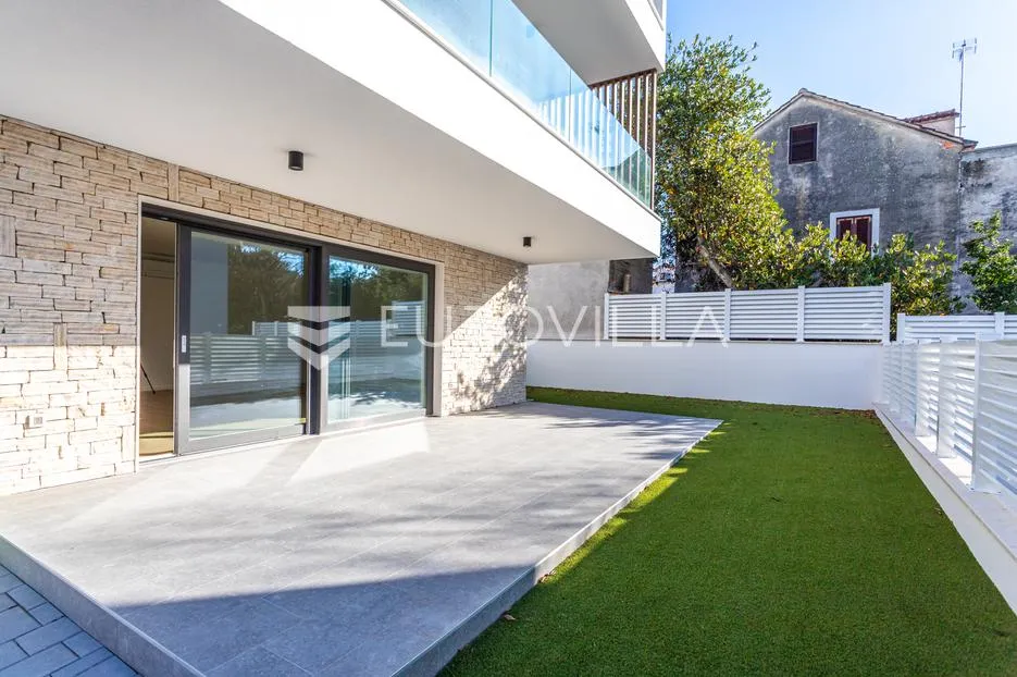 vodice, novogradnja, prostran apartman s dvorištem u centru mjesta, 148,24 m² - slika 14