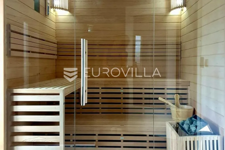 ravna gora, prostrana kuća od 345 n2 s finskom saunom i jacuzzijem - slika 32
