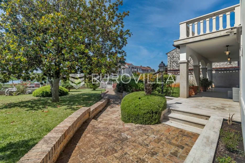 istra, umag - unikatna villa nkp 400 m2 na svega 30 m od mora - slika 15