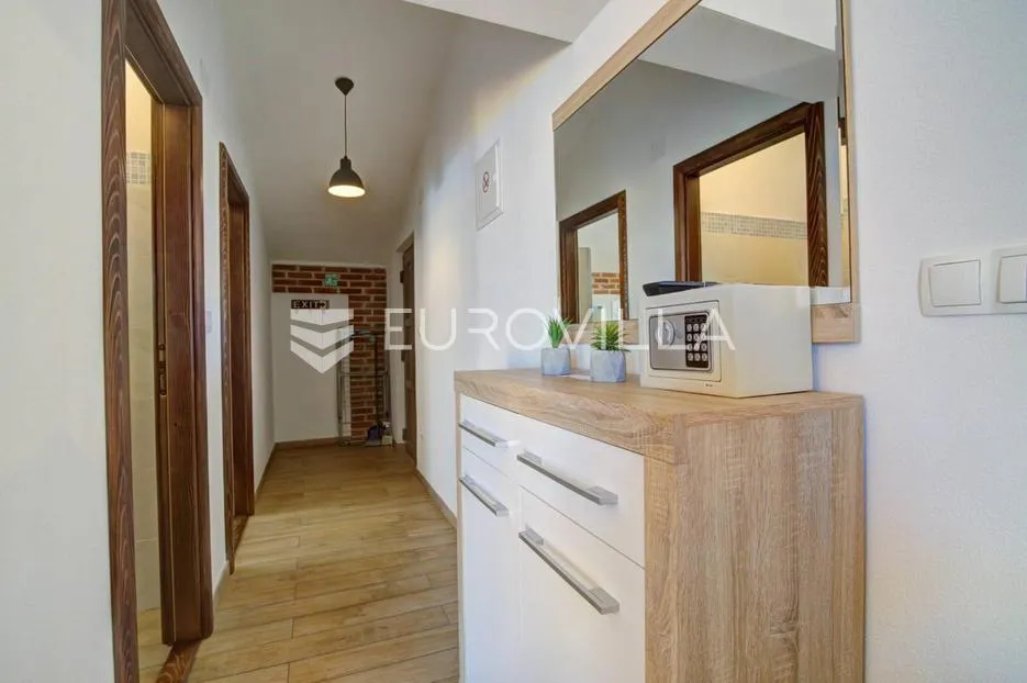 senj, kuća s četiri apartmana i bazenom, 346 m² - slika 10